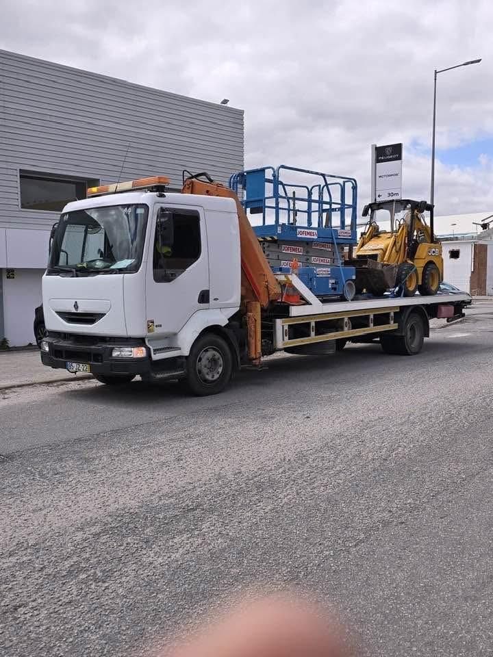 Caminhão transportando máquinas e equipamentos industriais