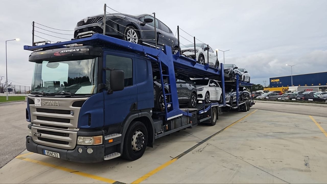 Porta-automóveis transportando vários carros